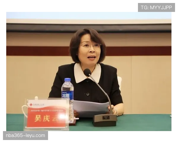 戴维斯逆境中奋发图强 以励志故事点燃青少年追梦热情