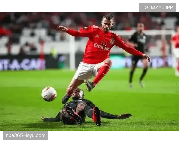 本·戴维斯闪耀英超赛场，稳固防线成球队防守核心