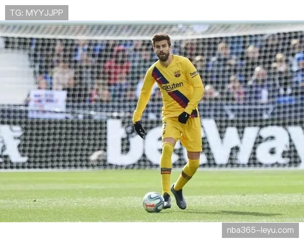 杰拉德·皮克这反差太炫了，球场硬汉下班立马变豪宅、私人厨师和游艇爸爸，普通人别代入